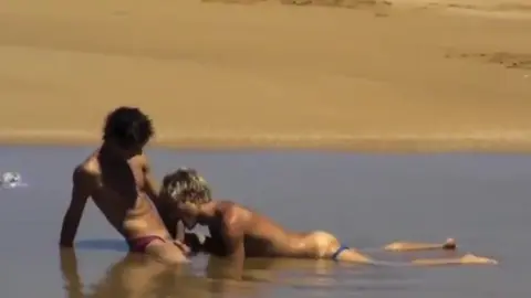 Baise tonique sur la plage