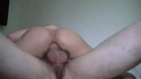 Beau blond athlétique actif démonte un twink