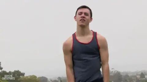 Beau mec bien monté défonce un petit cul serré