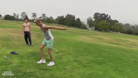 Beau mec bien monté défonce un petit cul serré