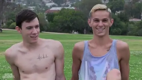 Beau mec bien monté défonce un petit cul serré