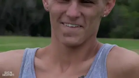 Beau mec bien monté défonce un petit cul serré