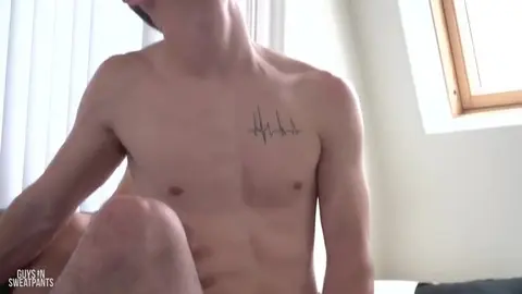 Beau mec bien monté défonce un petit cul serré