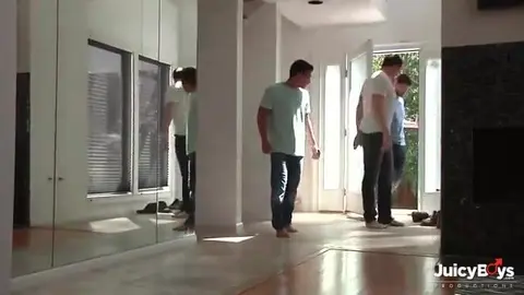 Gangbang gay : un jeune mec prend 3 bites