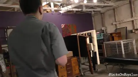 Le garagiste à grosse bite baise sévère