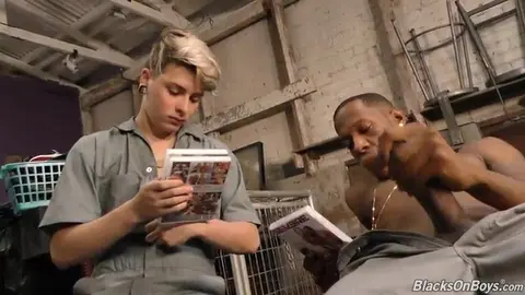 Le garagiste à grosse bite baise sévère