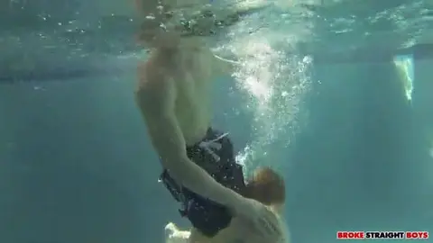 Plan baise brute à la piscine municipale