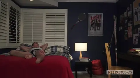 Un skater se fait bouffer le cul en jockstrap