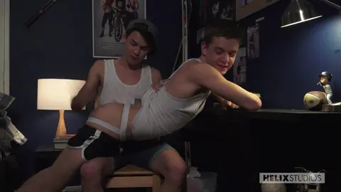 Un skater se fait bouffer le cul en jockstrap