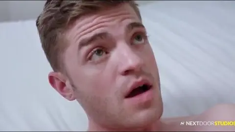 Beau twink blond qui fait la salope