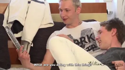 Jeunes couples échangistes baisent ensemble