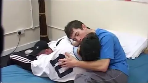 Trois racaille anglaises se foutent la pétée