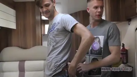 Baise hardcore dans un camping-car