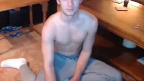 Bogoss aux yeux bleus s'exhibe sur sa webcam