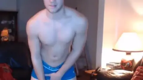 Bogoss aux yeux bleus s'exhibe sur sa webcam