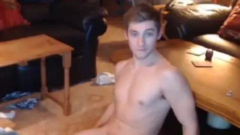 Bogoss aux yeux bleus s'exhibe sur sa webcam