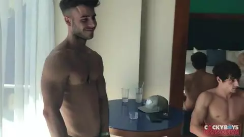 Jeune couple gay joue avec un sextoy en baisant