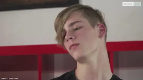 BG blondinet se fait percer l’anus par un mec bien monté