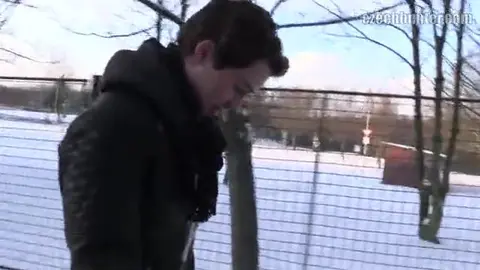 Étudiant fauché se fait baiser pour de l’argent