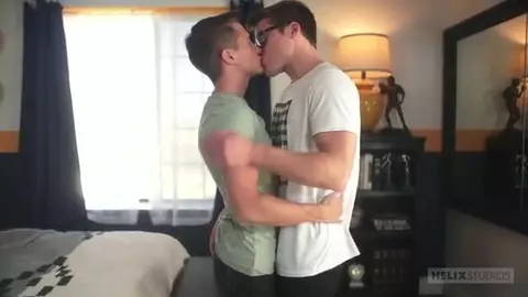 Un geek lui inonde le cul de sperme