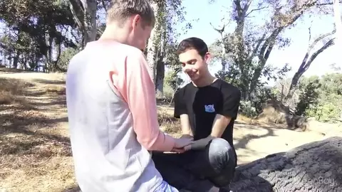 Deux mecs affamés de bite se déchirent