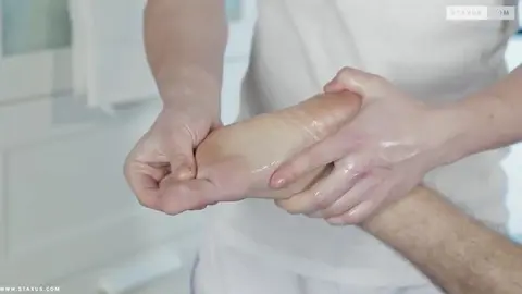 Massage gay érotique entre twinks