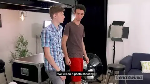 Le photographe baise ses deux modèles