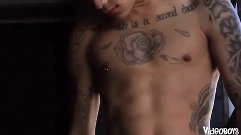 Skater tatoué se branle la grosse bite