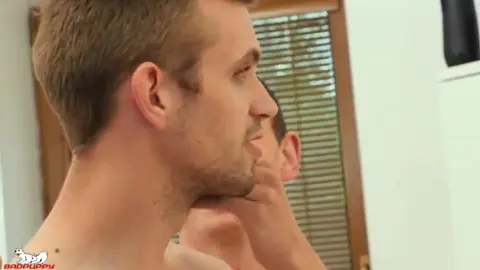 Un jeune initié par un beau mec