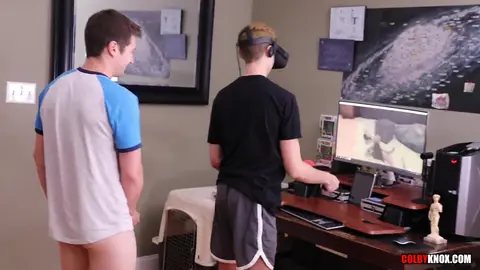 Avec son casque VR il se fait enculer par surprise