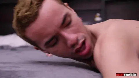 Avec son casque VR il se fait enculer par surprise