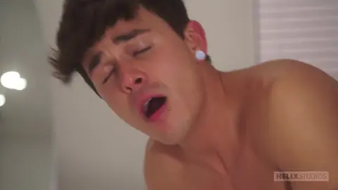 Andy Taylor dilaté et gavé de sperme par Calvin Banks