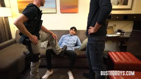 Twink baisé par un flic (roleplay consenti)