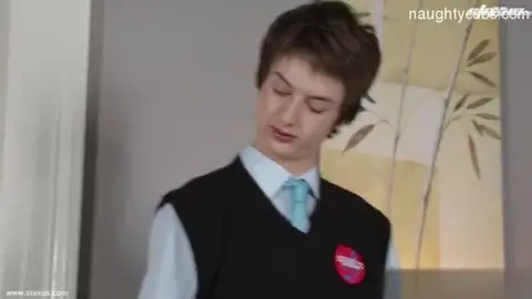 Ils tombent l'uniforme scolaire pour baiser