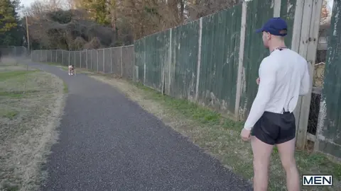 Le coach aide son athlète à s’étirer… même l’anus !