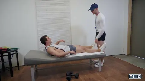 Le coach aide son athlète à s’étirer… même l’anus !