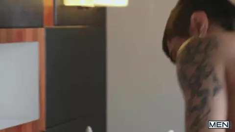 Twink maigre sodomisé par le bodybuilder William Seed (consensuel)