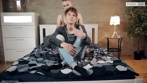 Jeune rouquin reçoit une giclée sur la gueule après un bareback: Joel Tamir, Rob Bisset