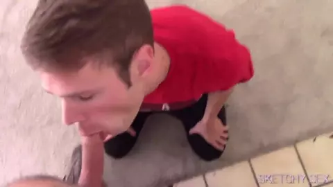 Un étudiant de fraternité bredé par toute la confrérie