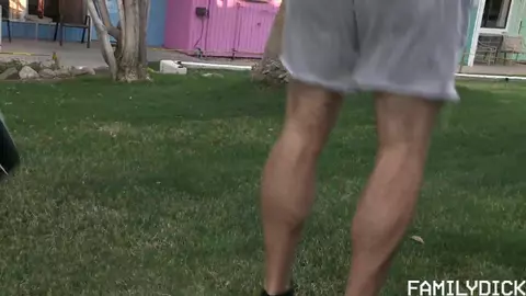 Voisin pervers initie deux jeunes mecs au sexe