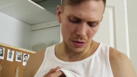 Baisé par mon coloc : Ethan & William