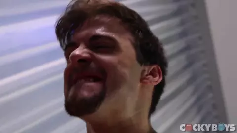 Gabriel Clark démonte Asher Hawk