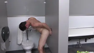 Pipe dans un gloryhole de chiottes publiques