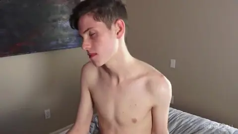 Première sodomie avec une grosse bite — Milo Harper & Riley Finch