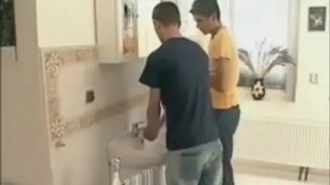 Un petit coup rapide dans la salle de bain