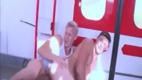 Deux mecs exhibitionnistes se sodomisent dans une rame de métro