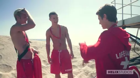 Baise sur la plage entre beaux mecs