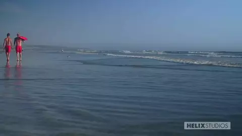 Baise sur la plage entre beaux mecs