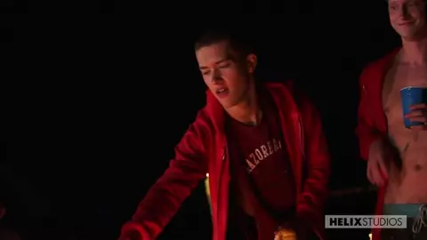 Les maîtres-nageurs sont brûlants et baisent dur