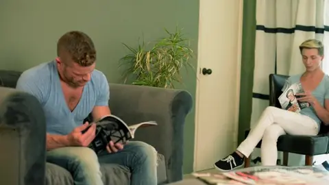 Mâle baraqué initie un twink au sexe gay